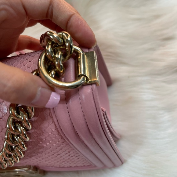 Like new 99% a little gold hardware still on seal - Picture 2 of 11